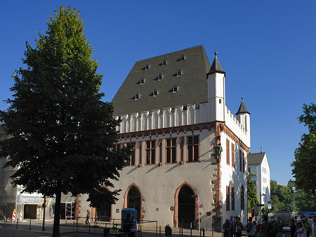 Leinwandhaus mit Baum Fotos