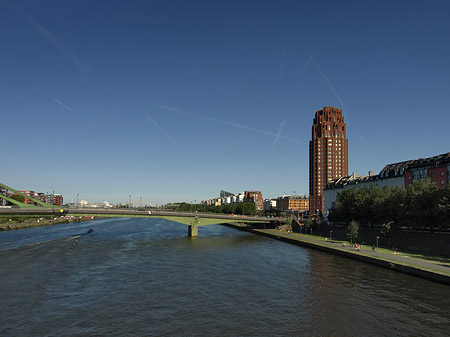 Main Plaza mit Ufer - Hessen (Frankfurt am Main)