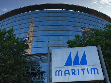 Schild vor dem Maritimhotel - Hessen (Frankfurt am Main)