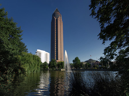 Messeturm mit Ludwig-Erhard-Anlage Foto 