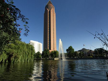 Messeturm mit Ludwig-Erhard-Anlage - Hessen (Frankfurt am Main)