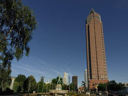 Messeturm hinter Merkurbrunnen