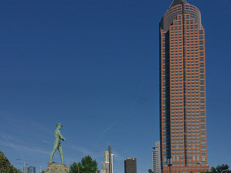 Messeturm mit Ludwig-Erhard-Anlage - Hessen (Frankfurt am Main)