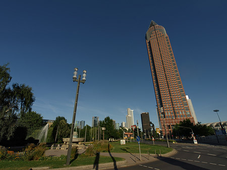 Messeturm mit Ludwig-Erhard-Anlage - Hessen (Frankfurt am Main)