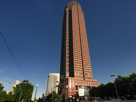 Messeturm mit Hammering Man - Hessen (Frankfurt am Main)