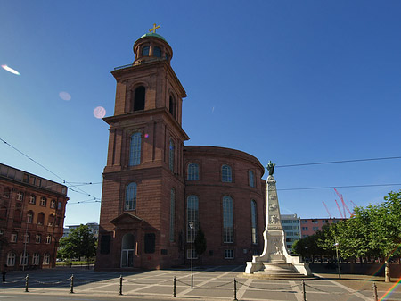 Foto Paulskirche mit Statue