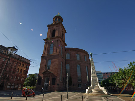 Paulskirche mit Statue Foto 