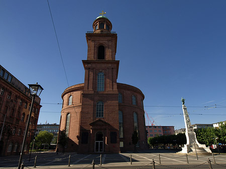 Paulskirche mit Statue Fotos