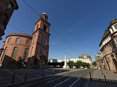 Paulskirche mit Straße Foto 