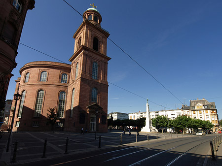 Paulskirche mit Straße Fotos