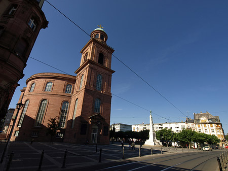 Fotos Paulskirche mit Straße