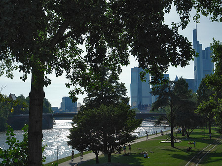 Skyline von Frankfurt hinter Sonnenuhr