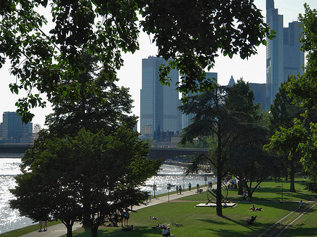 Skyline von Frankfurt hinter Sonnenuhr