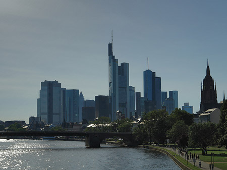 Skyline von Frankfurt hinter Alter Brücke - Hessen (Frankfurt am Main)