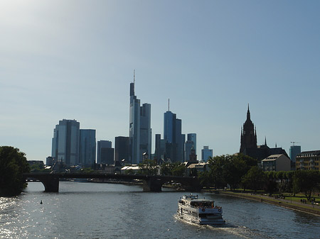 Skyline von Frankfurt hinter Alter Brücke - Hessen (Frankfurt am Main)