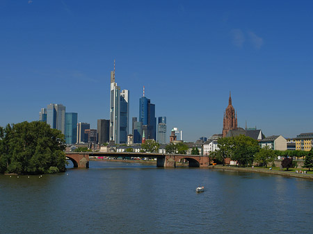 Skyline von Frankfurt mit Alter Brücke - Hessen (Frankfurt am Main)