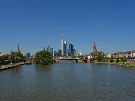 Skyline von Frankfurt mit Alter Brücke - Hessen (Frankfurt am Main)