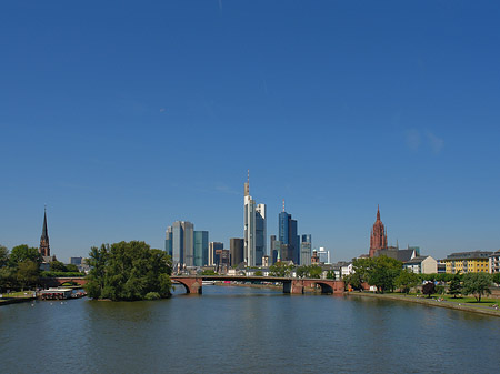 Skyline von Frankfurt mit Alter Brücke Foto 