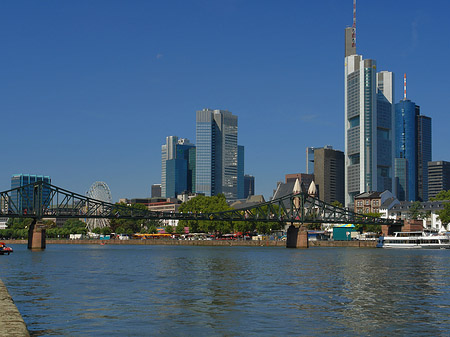 Skyline von Frankfurt mit eisernem Steg Fotos