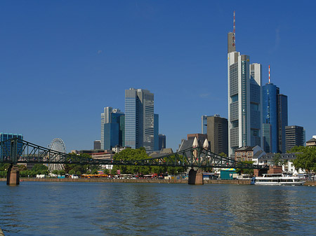 Skyline von Frankfurt mit eisernem Steg