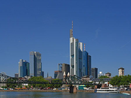 Skyline von Frankfurt mit eisernem Steg Foto 