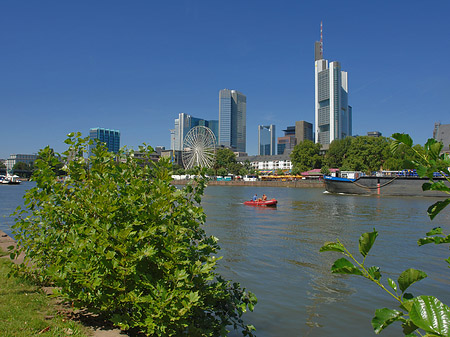 Skyline von Frankfurt mit Riesenrad Foto 