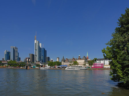 Skyline von Frankfurt mit Saalhof Foto 