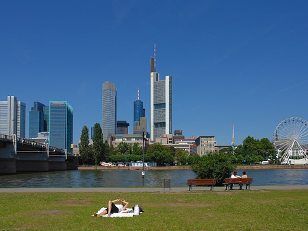 Skyline von Frankfurt mit Sachsenhausener Ufer - Hessen (Frankfurt am Main)