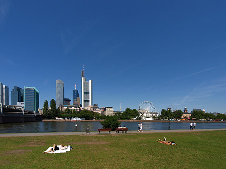 Skyline von Frankfurt mit Sachsenhausener Ufer - Hessen (Frankfurt am Main)