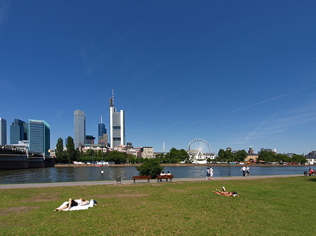 Skyline von Frankfurt mit Sachsenhausener Ufer - Hessen (Frankfurt am Main)