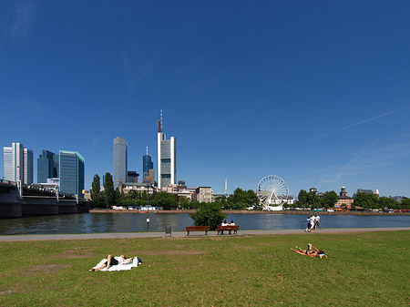 Fotos Skyline von Frankfurt mit Sachsenhausener Ufer | Frankfurt am Main