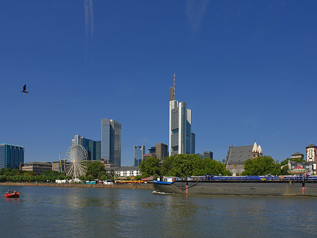 Skyline von Frankfurt mit Schiff