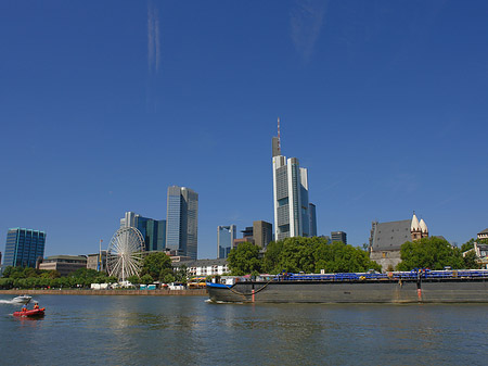 Skyline von Frankfurt mit Schiff