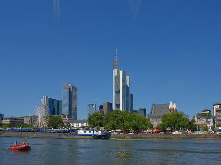 Skyline von Frankfurt mit Schiff