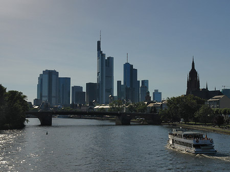 Skyline von Frankfurt mit Schiff Fotos