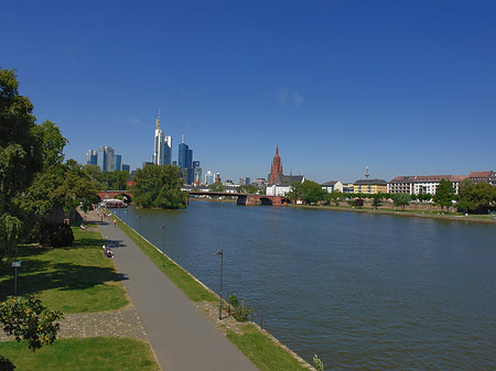 Skyline von Frankfurt mit Ufer - Hessen (Frankfurt am Main)