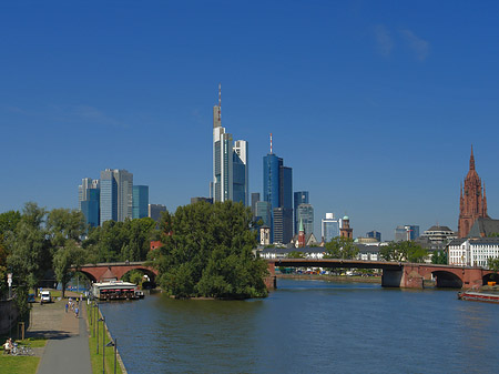 Skyline von Frankfurt mit Ufer - Hessen (Frankfurt am Main)