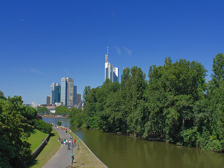 Foto Skyline von Frankfurt mit Ufer