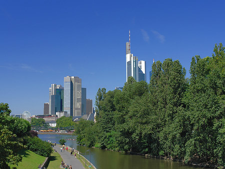 Skyline von Frankfurt mit Ufer Foto 