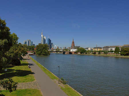 Skyline von Frankfurt mit Ufer - Hessen (Frankfurt am Main)