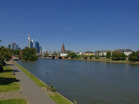 Skyline von Frankfurt mit Ufer - Hessen (Frankfurt am Main)