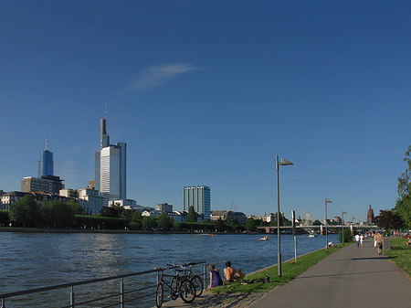 Fotos Skyline von Frankfurt mit Weg