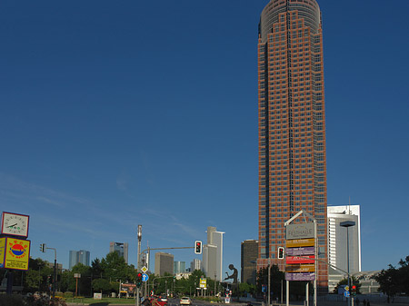 Messeturm auf der Theodor-Heuss-Allee Foto 