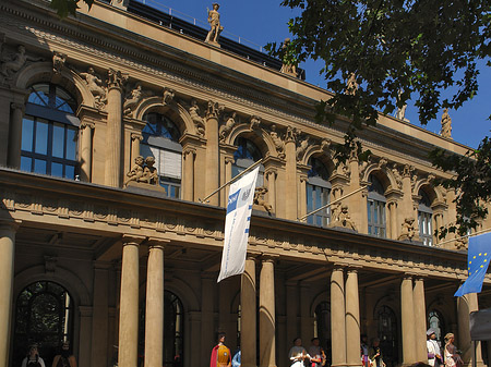 Wertpapierbörse mit Baum Foto 