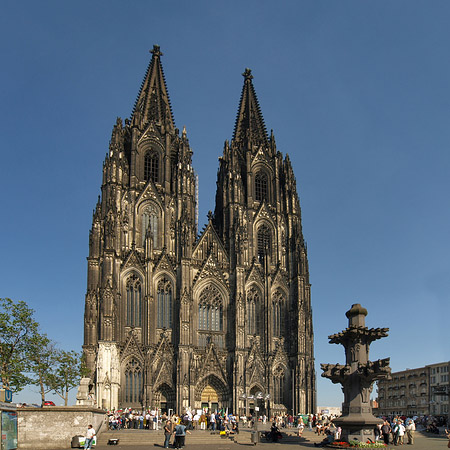 Kreuzblume vor Kölner Dom - Nordrhein-Westfalen (Köln)