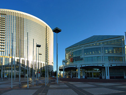 Frankfurter Buchmesse Impressionen von Citysam  Messehalle und Hochhaus Pollux