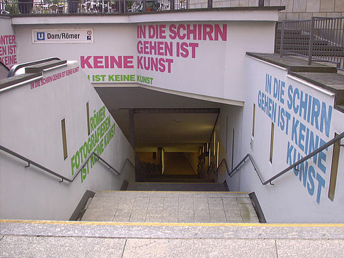  Impressionen Reiseführer  Künstlerischer Weg zur U-Bahn Station an der Schirn