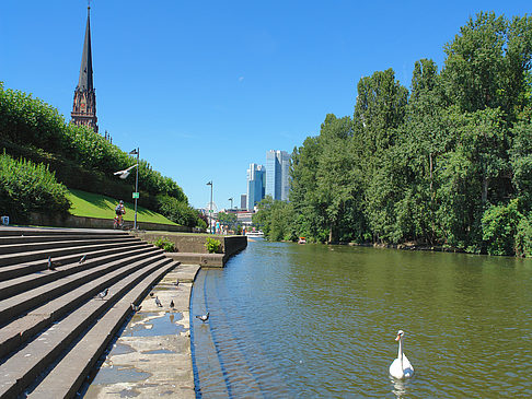 Dreikönigskirche Foto Sehenswürdigkeit  in Frankfurt 