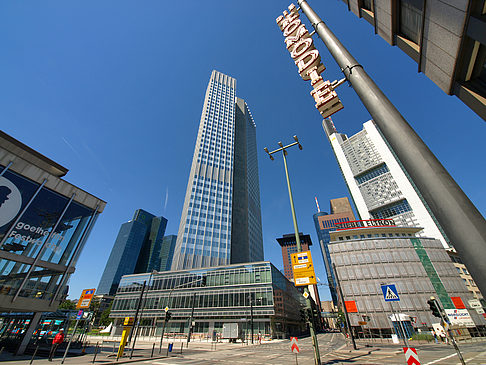 Foto Eurotower hinter Schauspiel Frankfurt - Frankfurt am Main