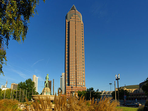 Fotos Messeturm mit Merkurbrunnen